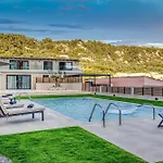 Avale Luxury Villa